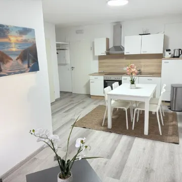 #1 Top room: central & comfortable, shared bathroom