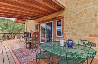 Rustic BLUEBONNET CABIN with Views-Near Hidden Falls Park-2 acres, 2 min to lake