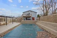 Green Destiny! 7min to DT Cincy, Pool & Hot tub Hotels in Ludlow