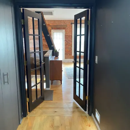 Swanky 1-bedroom loft apartment, located directly on Market street Отели в г. Корнинг