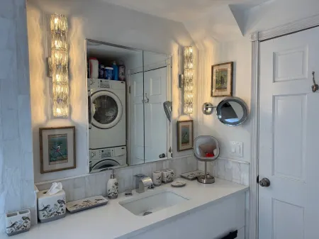 2-br apartment 1.5 blocks to beach in historic Ocean Grove with Peleton, Jaccuzi Отели рядом с достопримечательностью «Ошен Гров Бич»