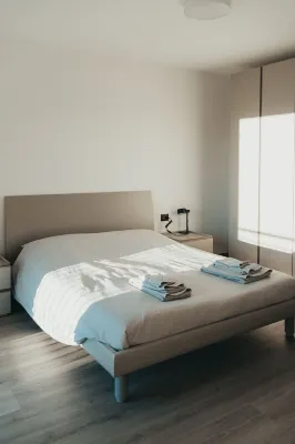 Quiet apartment surrounded by greenery, with views of the valley and sunset Hôtels à : Spera