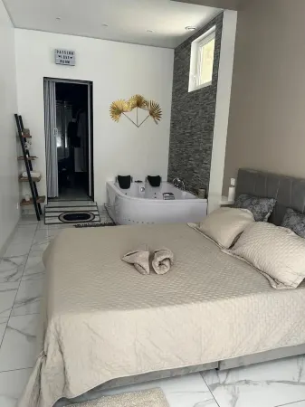 Suite GOLD Amaryllis Jacuzzi & Sauna Clim Wifi Béziers Self-catering 24 hours a day Отели в г. Безье