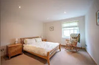 10mins to St Andrews & Dundee. 5mins to Tentsmuir Forest and beach. Hotels in Leuchars