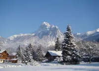 Family villa between lake and mountains