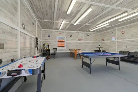 Charming 3-bedroom Home in Monroe with a Pool Table and Fire Pit, WiFi Отели в г. Монро