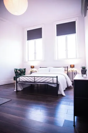 Converted bank: centre of Town (split apartment) Отели рядом с достопримечательностью «Honley Wood»