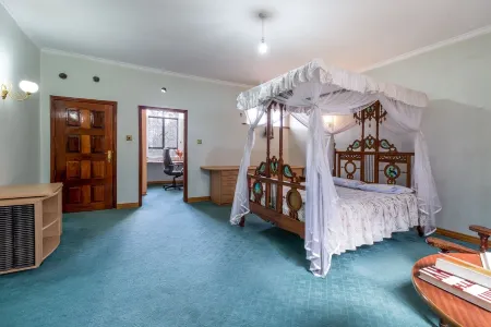 Azima Wellness Retreat Center - Villa Home Отели в г. Нгонг