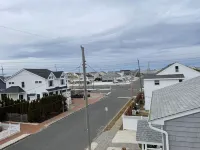 3 BDRM/2.5 Bath 8 Houses to Beach; Comfortable, No Crossing BLVD to get to Beach