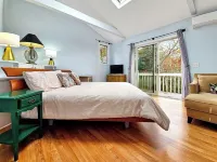 Spacious Lake House for Large Groups w Private Acre+ short path to Lake