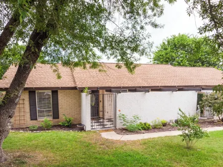 Cozy & Spacious Fam Home by Live Oak Park & I-35