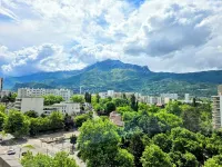 Charming renovated T2 ~ air conditioning ~ WiFi ~ view ~ streetcar at foot