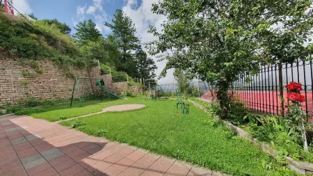 The Snow flake Guest House in Murree Отели в г. Мурри Техсил