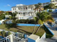 Charming 1-bedroom villa in wonderful South Hill with AC, WiFi Hotels in George Hill