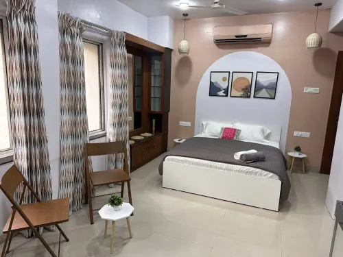 Coral : Private Studio near Osho in Koregaon Park. WiFi Smart Tv Kitchenette