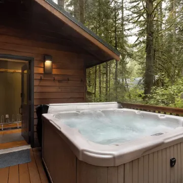 Family Cabin on Quiet Cul-de-Sac with Hot Tub and Cedar Sauna near Mt Baker