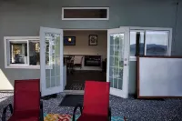 Amazing Views, Private, Spacious, Waterfront with Fire Table, Luxury Furniture.