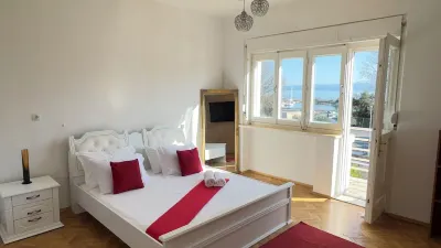 Beach Villa at Split Top location, with pool, sea view and tropical garden Hotel a 