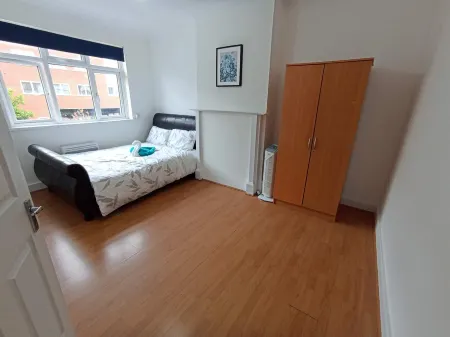 Flat 15mins Bicycle Ride Away From the Tennis 45min Walk