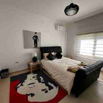 Charming 2-bedroom apartment in Quiet Building near Shopping, Hospital, Mosque Rooms