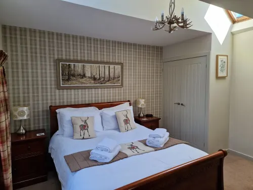 Beautiful cosy 2 bed cottage with woodburner & hot tub overlooking small lake