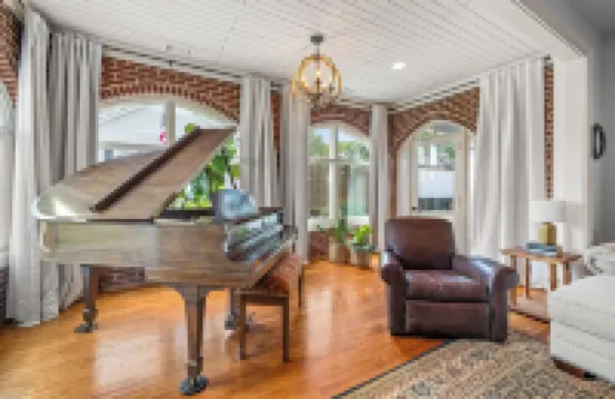 Charming historical 4-bedroom house in Downtown  Buford, GA.