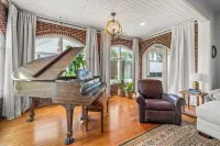 Charming historical 4-bedroom house in Downtown  Buford, GA. Hotels in Buford