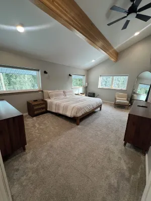 Spacious Luxury Home with Hot Tub and Aurora Views