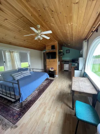 Tiny Glamping Experience with AC and access to Lake Champlain Отели в г. Чази