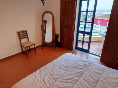 House for up to ten people, walking distance from the bay São Martinho do Porto附近的飯店