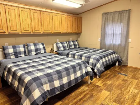 Texoma Treasure - Cozy 2-bedroom mobile home with huge deck in Kingston