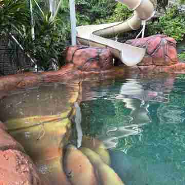 1BR (sleeps 3) - private, modern granny flat with large shaded pool Fitness & Recreational Facilities