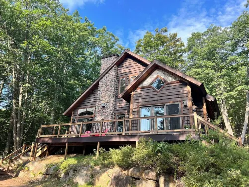 Family Lodge with Hot Tub, AC, Minutes to Lake Placid and Hiking, Pet Friendly
