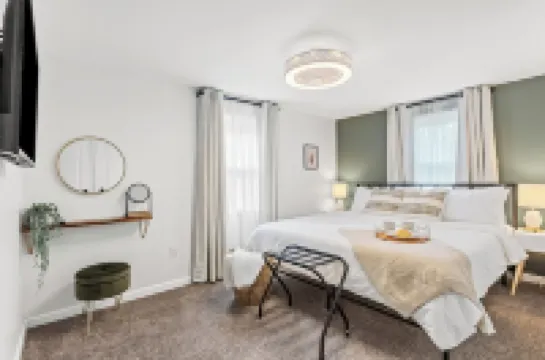 Stylish Comfortable Bluegrass Cottage 7 min to Ark - Fire Pit! Hotels in Dry Ridge