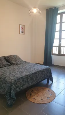 Spacious renovated apartment in agricultural building Hotels in Peyrolles-en-Provence