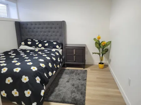 Luxury One Bedroom Private Suite. Отели рядом с достопримечательностью «Pearle Vision»