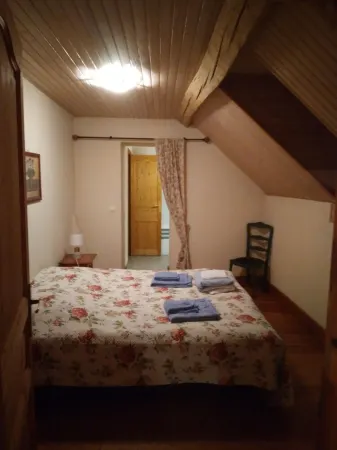 Suite de 2 Chambres Dans la Maison du Jardinier du Château de Chalivoy-la-noix Отели в г. Уруэ-ле-Бурдлен