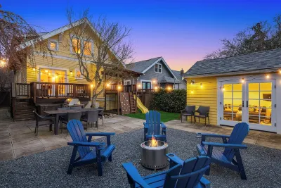 Luxury Family Retreat! ~ PacMan ~ Peloton ~ DogsOK Hotels in Ballard