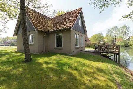 Country house on beautiful waterfront park Отели в г. Вестерборк