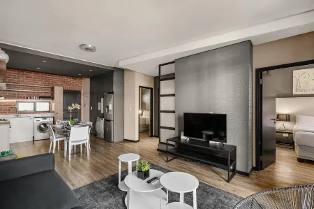 Easy Stay - the Vantage Rosebank Отели рядом с достопримечательностью «Витватерсрандский университет»