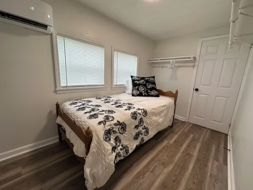 Charming 3-bedroom house with WiFi, AC just 2 miles from Dale Hallow lake Hotels in Clinton County