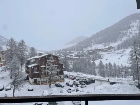 Fully renovated duplex apartment at the foot of the slopes.