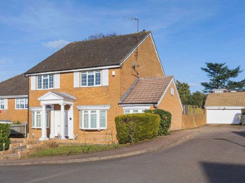 Garden Parking WiFi Near Sky Elstree Studios