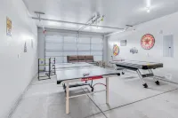 Bend Luxury • Hot Tub • Game Room • Near Downtown