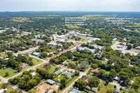 Less than 5 minutes to Blanco River, cozy 3 bedroom house with huge backyard!