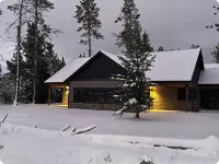 Cozy 3-bedroom cabin in tranquil Donnelly with WiFi, AC