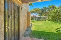 Tropical 2-Br Condo + Pool +  Hot Tub! Check Out Our Summer Specials