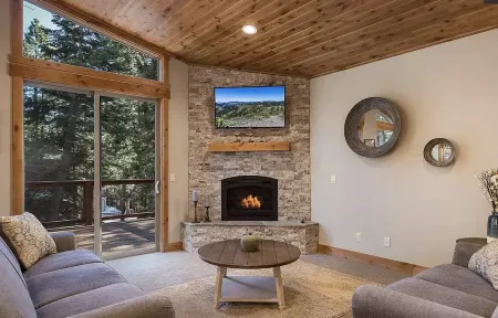 New Construction Luxury w/ Hot Tub–mins to beach, ski, hike, golf Отели в г. Tahoma