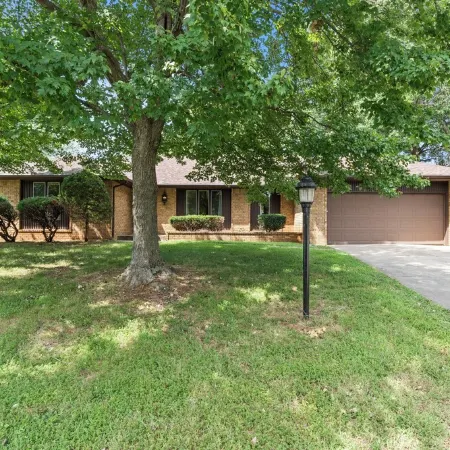 Stylish & Comfortable 4-bedroom Retreat in safe and quiet Southside Springfield