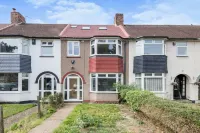 Spacious 4 bedroom very close to train station and town centre